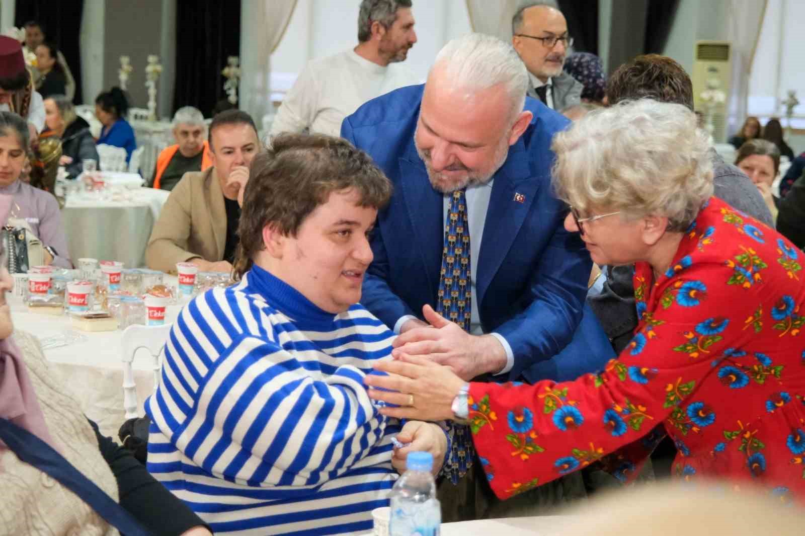 Başkan Pehlivan, Menemenlilerle gönül sofralarında buluştu
Başkan Pehlivan, Menemenlilerle gönül sofralarında buluştu