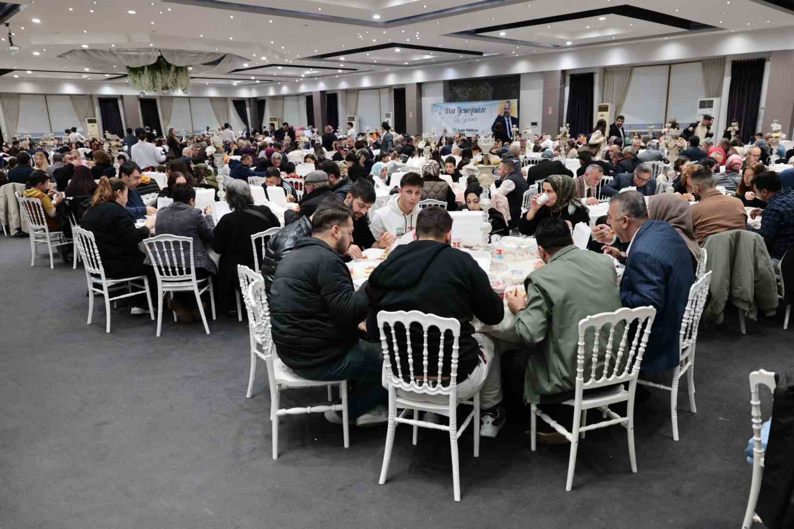 Başkan Pehlivan, şehit aileleri ve gazilerle iftar sofrasında buluştu
Başkan Pehlivan, şehit aileleri ve gazilerle iftar sofrasında buluştu