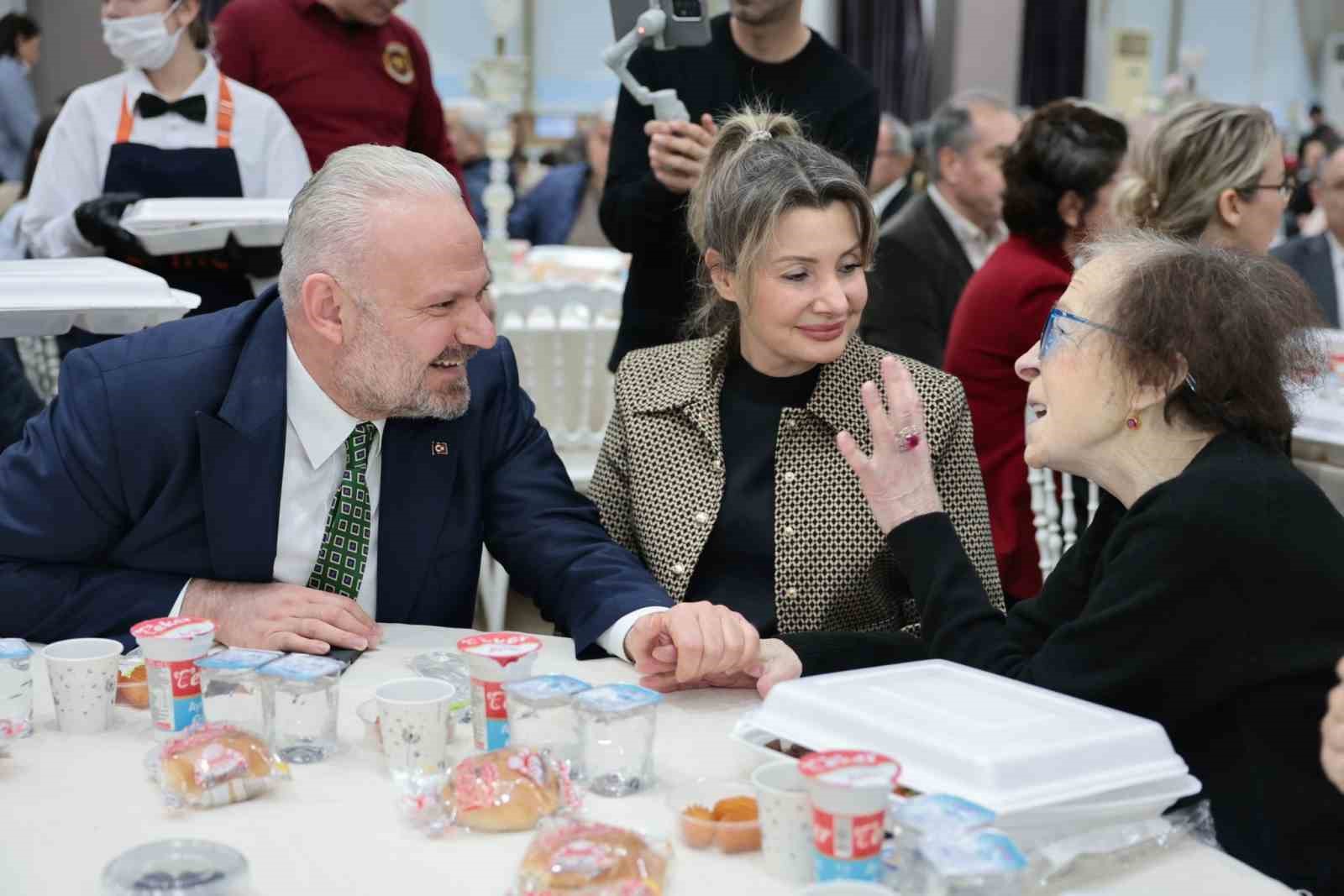 Başkan Pehlivan’dan öğretmen ve sağlık çalışanlarına vefa
