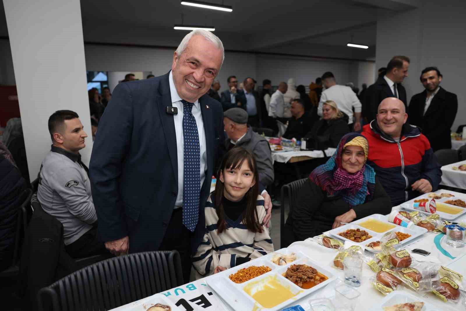 Başkan Şadi Özdemir, vatandaşlarla iftarda buluştu
