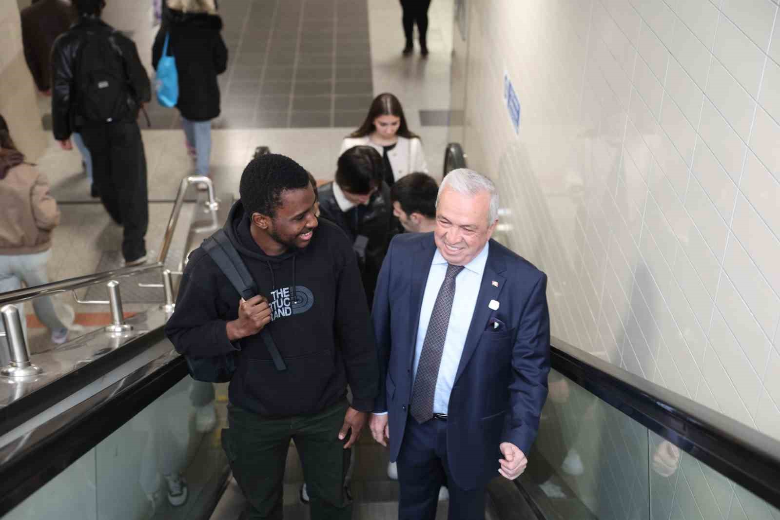 Başkan Şadi Özdemir’den mesai öncesi metro sürprizi
