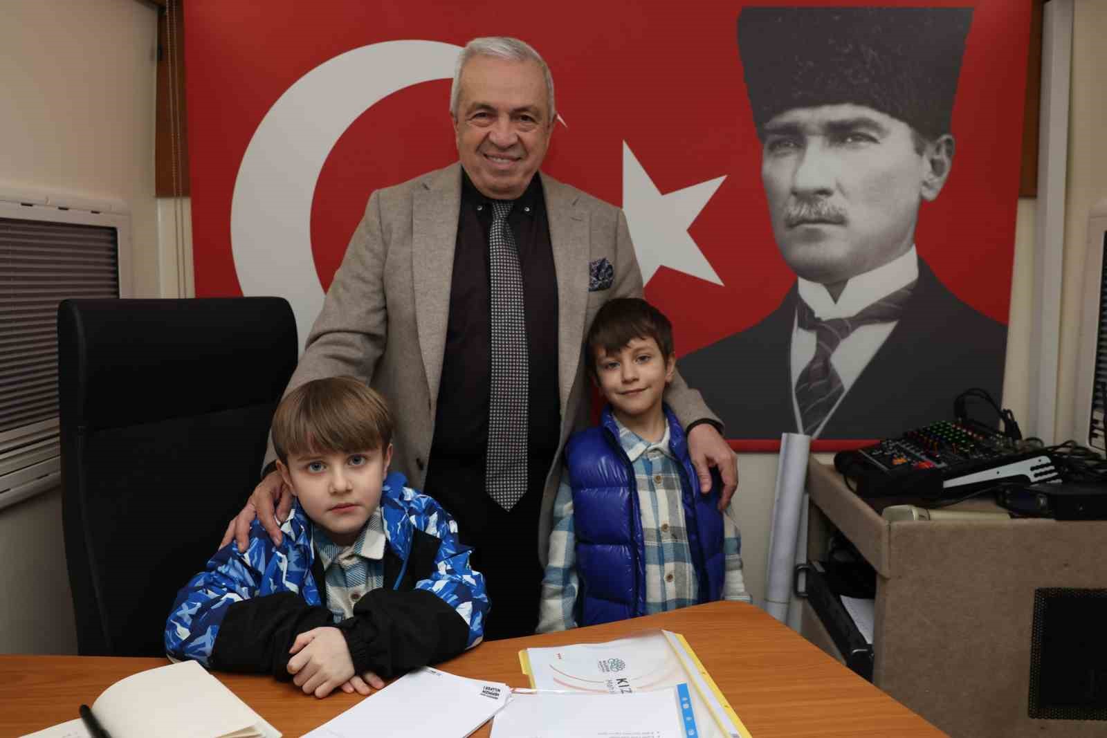 Başkan Şadi Özdemir’e Kızılcıklı’da çocuklardan kaykay park talebi geldi
Başkan Şadi Özdemir’e Kızılcıklı’da çocuklardan kaykay park talebi geldi