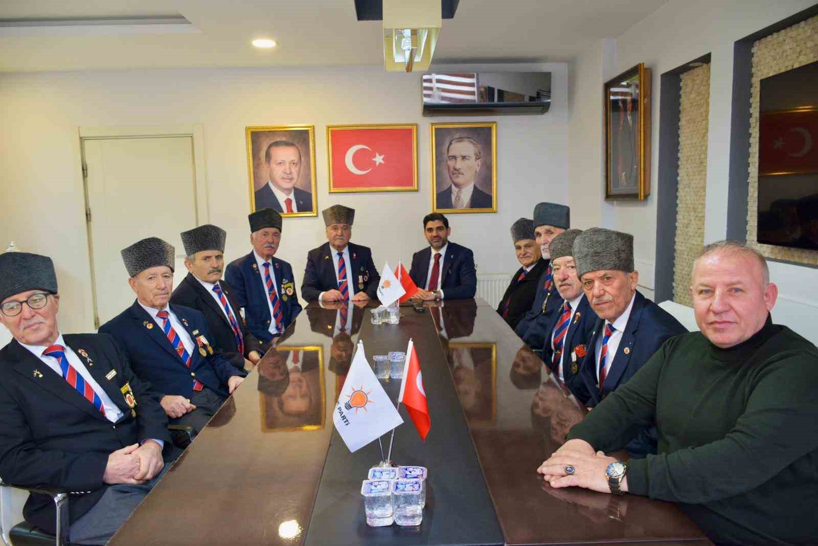 Başkan Salt gaziler, muhtarlar ve vatandaşlarla bir araya geldi
Başkan Salt gaziler, muhtarlar ve vatandaşlarla bir araya geldi