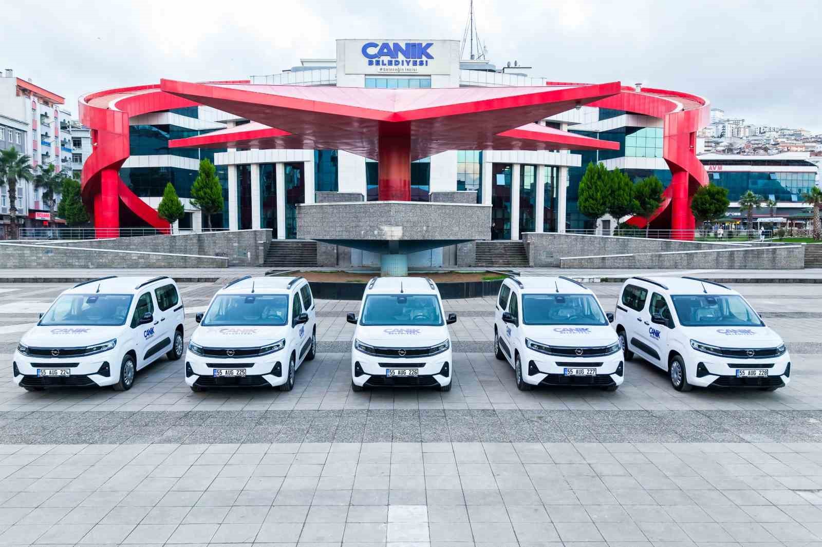 Başkan Sandıkçı: "Araç filomuzun gücüne güç katıyoruz"
Başkan Sandıkçı: "Araç filomuzun gücüne güç katıyoruz"