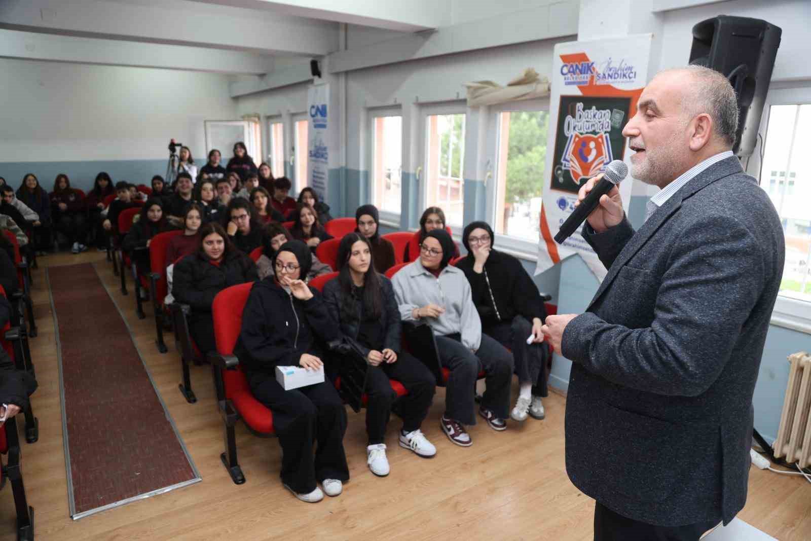 Başkan Sandıkçı: "Gençlerimizin her daim yanındayız"
Başkan Sandıkçı: "Gençlerimizin her daim yanındayız"