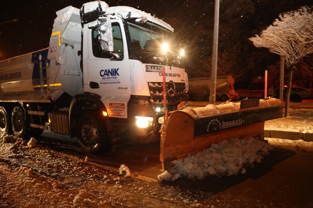 Başkan Sandıkçı: "Karla mücadele çalışmalarına aralıksız devam ediyoruz"
