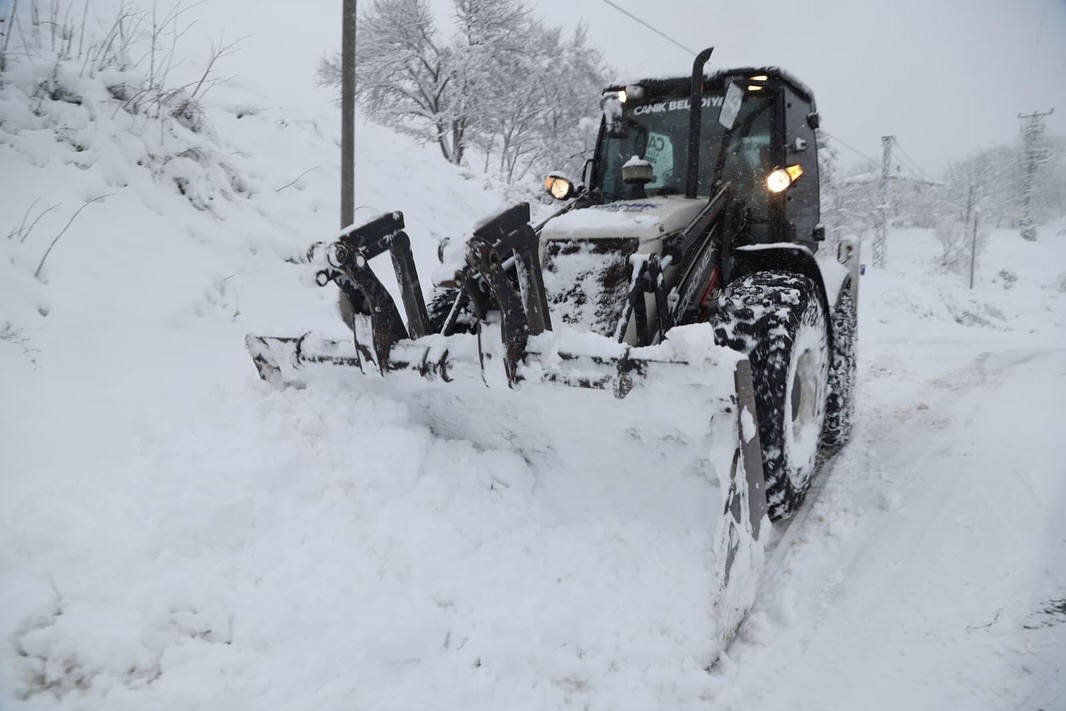 Başkan Sandıkçı: "Karla mücadele çalışmalarına aralıksız devam ediyoruz"
