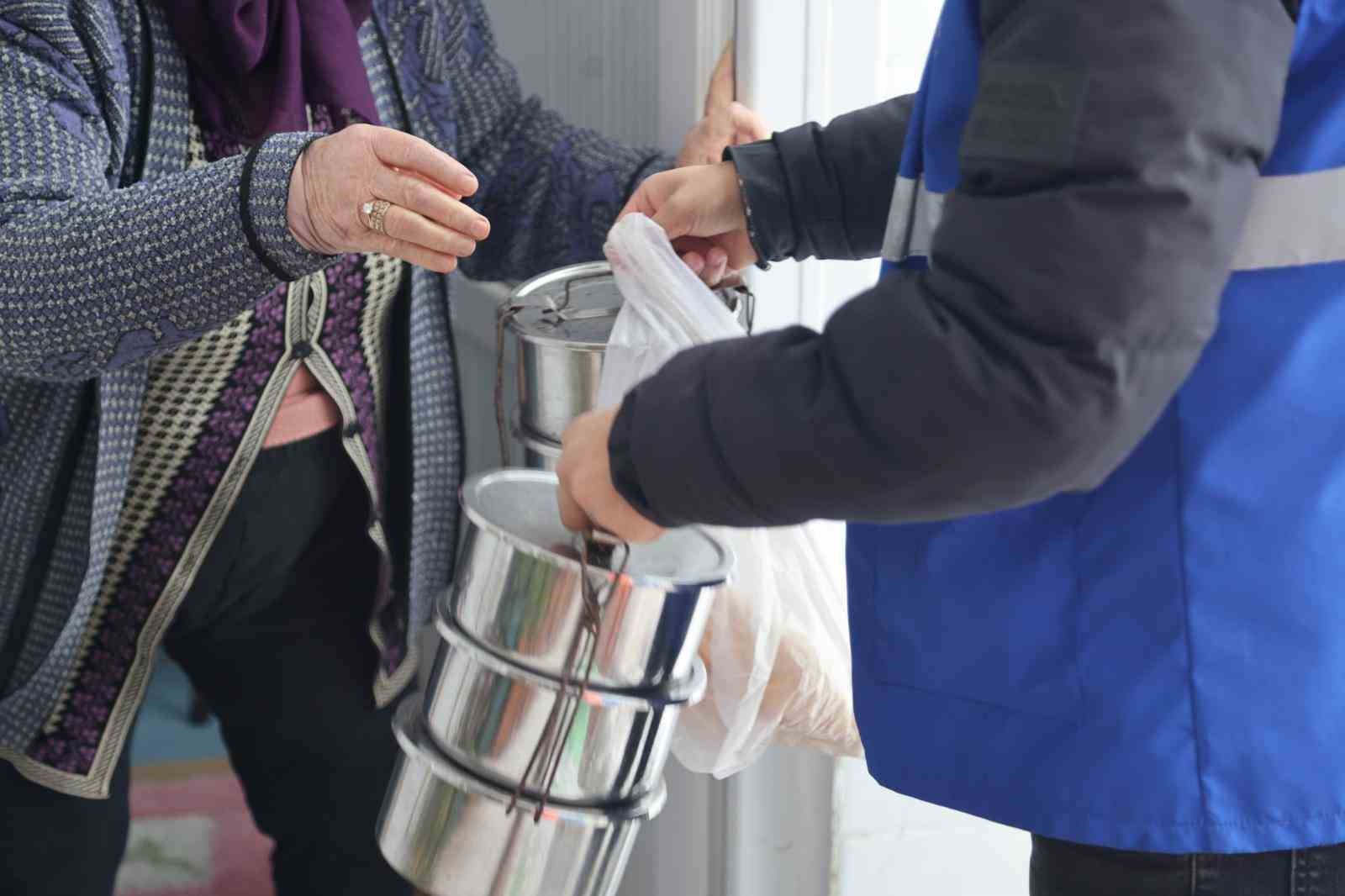 Başkan Sandıkçı: "Sıcak yemek ve diğer desteklerimiz Ramazan ayında da sürecek"
