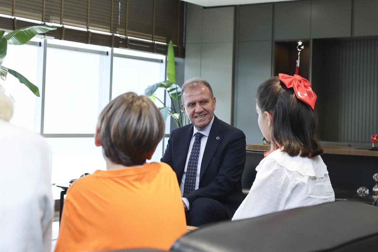 Başkan Seçer makamını çocuklara bıraktı
