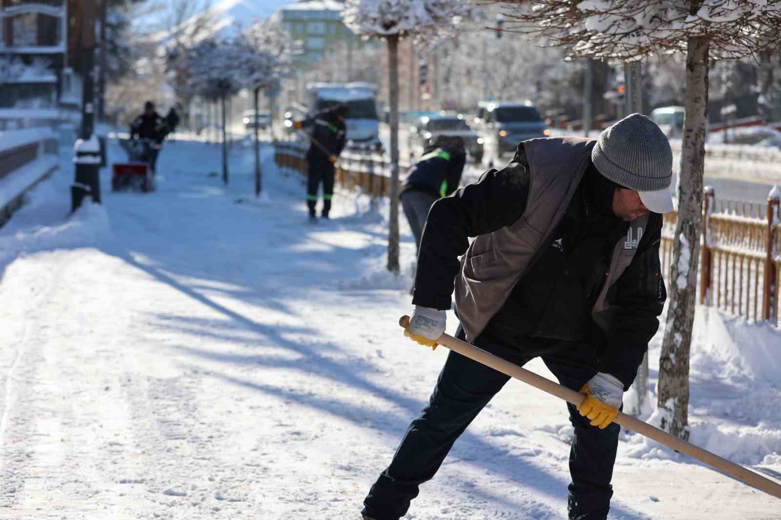 Başkan Sekmen: "Bin 200 personel ve 400 araçla karla mücadele ediyoruz"

