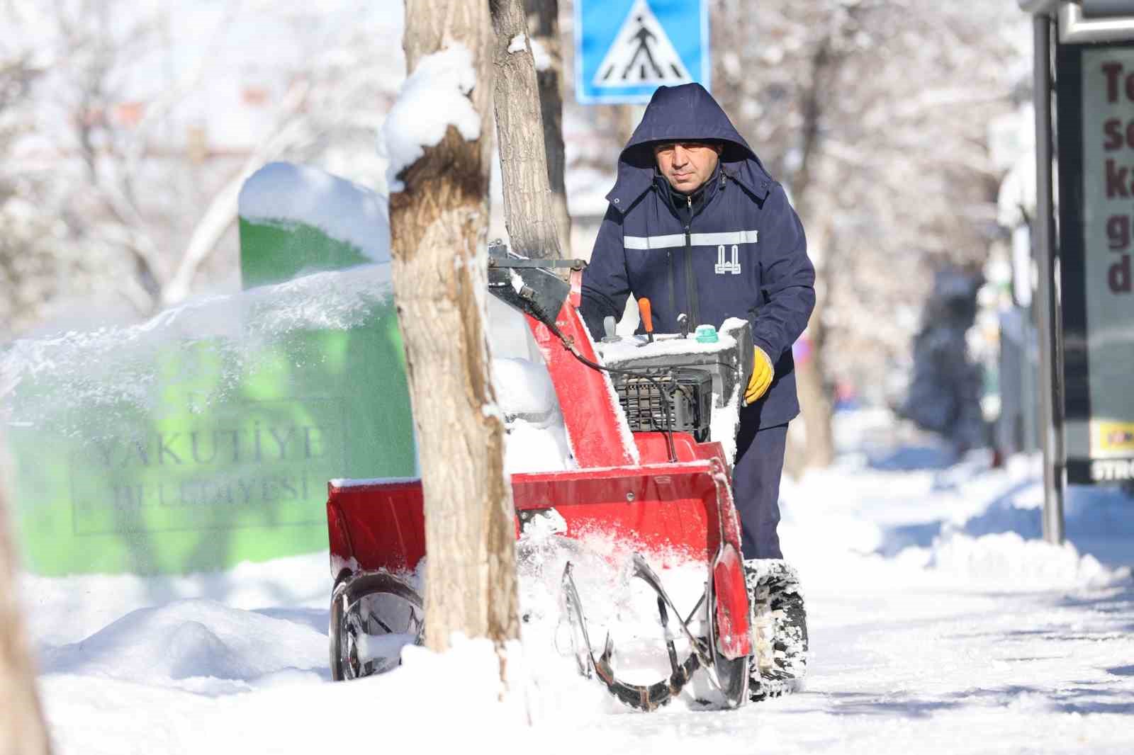 Başkan Sekmen: "Bin 200 personel ve 400 araçla karla mücadele ediyoruz"

