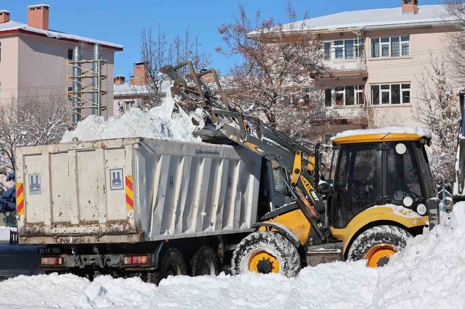 Başkan Sekmen: "Bin 200 personel ve 400 araçla karla mücadele ediyoruz"
