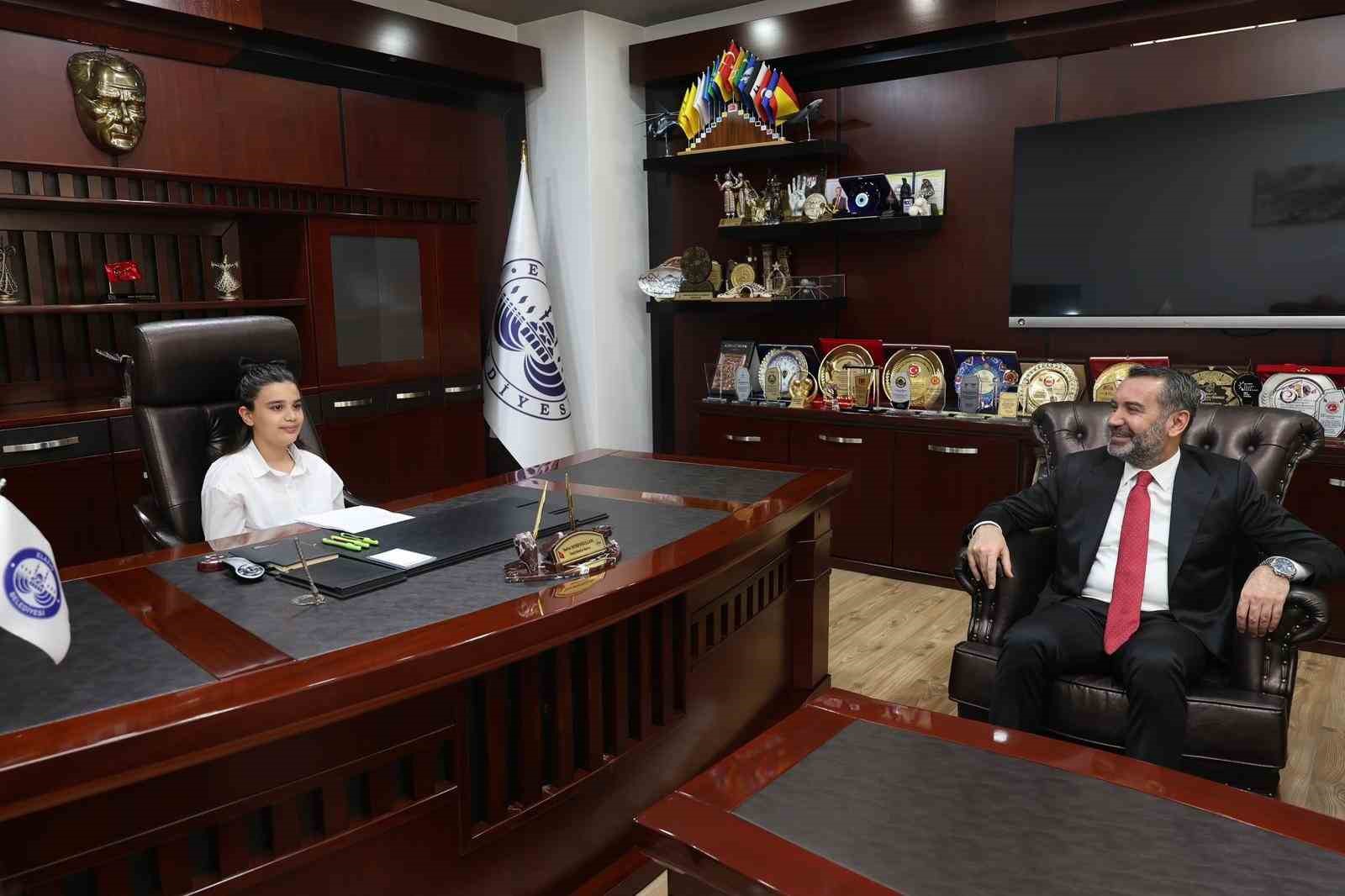 Başkan Şerifoğulları, 23 Nisan’da koltuğunu devretti
