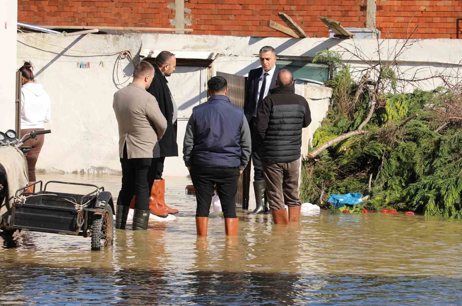 Başkan Şimşek çizmeleri giydi, su baskınının yaşandığı sokakta inceleme yaptı
