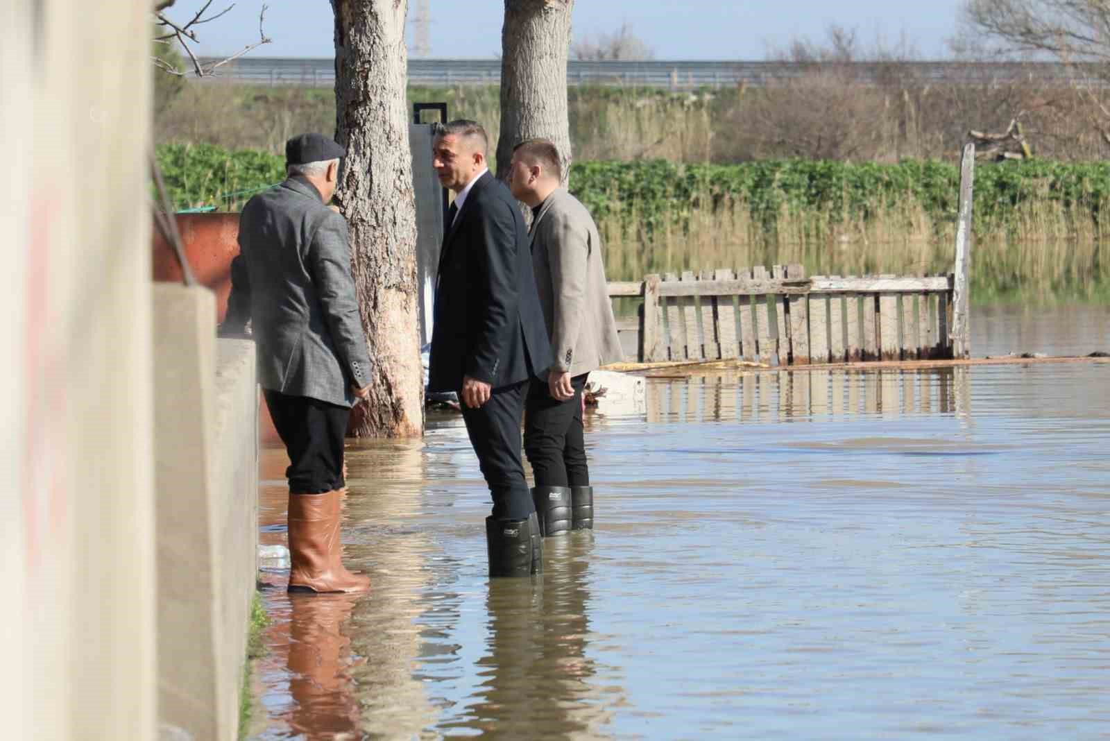 Başkan Şimşek çizmeleri giydi, su baskınının yaşandığı sokakta inceleme yaptı
