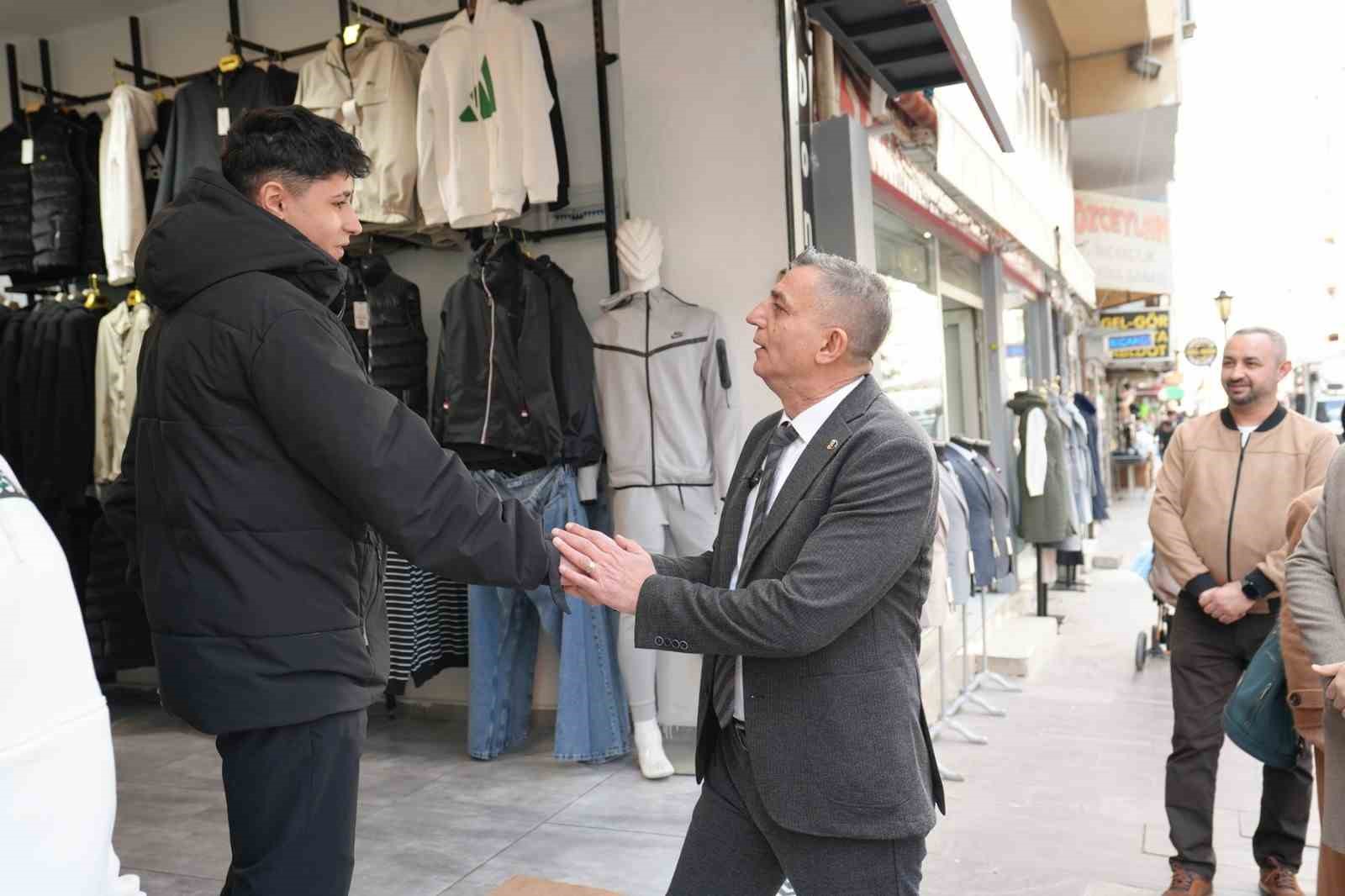 Başkan Şimşek esnafın sorunlarını dinledi
Başkan Şimşek esnafın sorunlarını dinledi