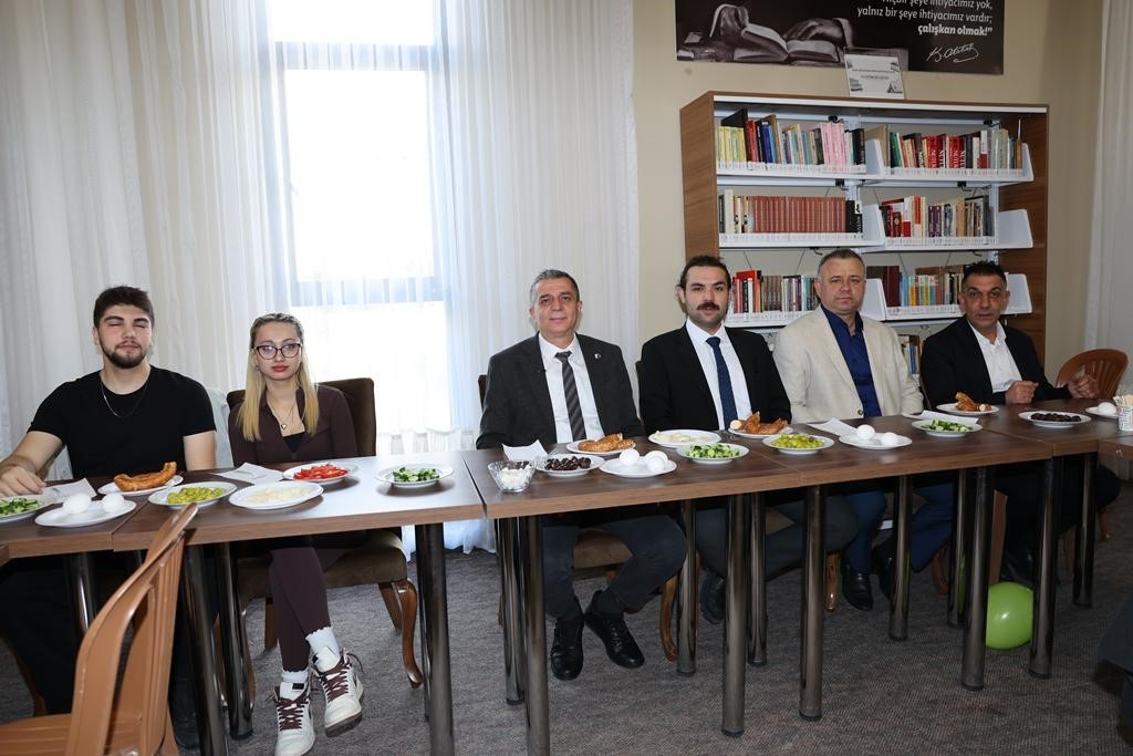 Başkan Şimşek, YKS’ye hazırlanan gençlerle kahvaltıda buluştu
