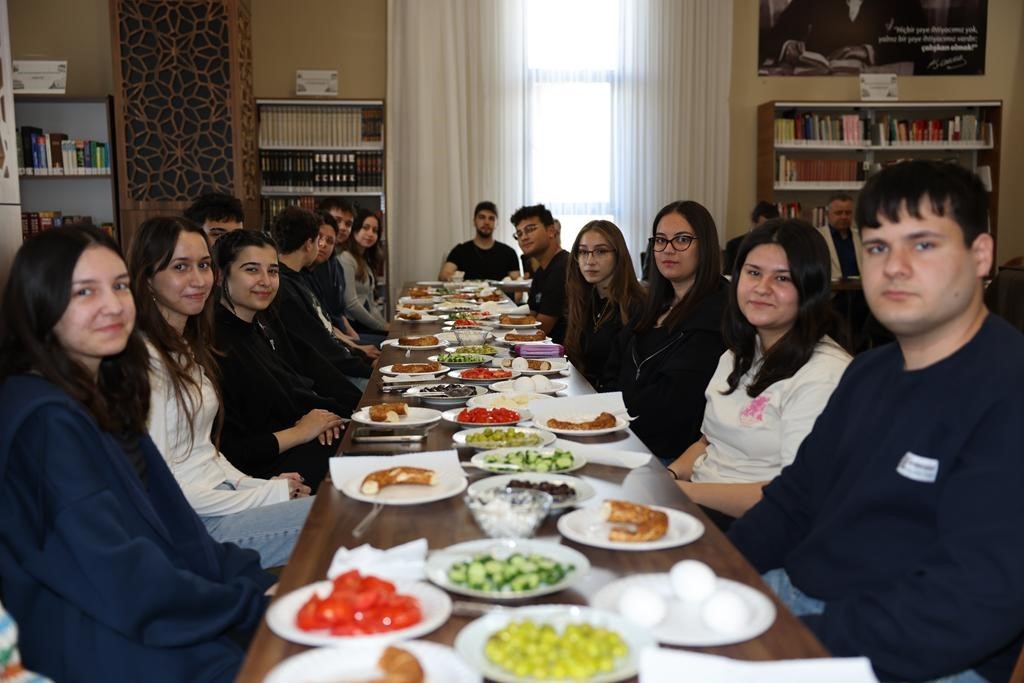 Başkan Şimşek, YKS’ye hazırlanan gençlerle kahvaltıda buluştu

