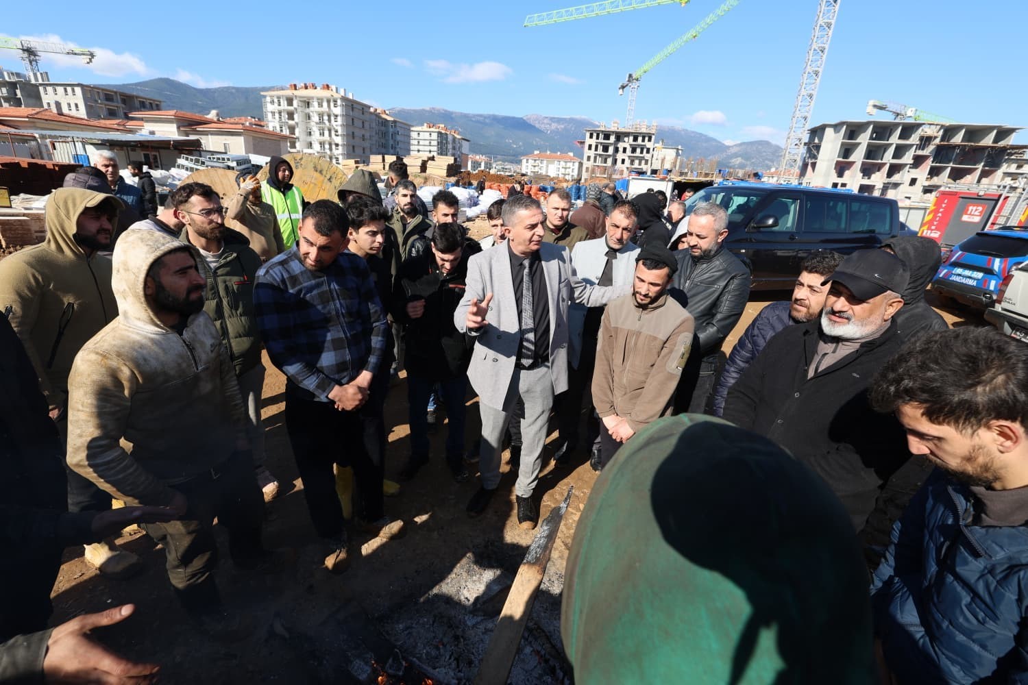Başkan Şimşek’ten yangın çıkan TOKİ şantiyesinde inceleme
