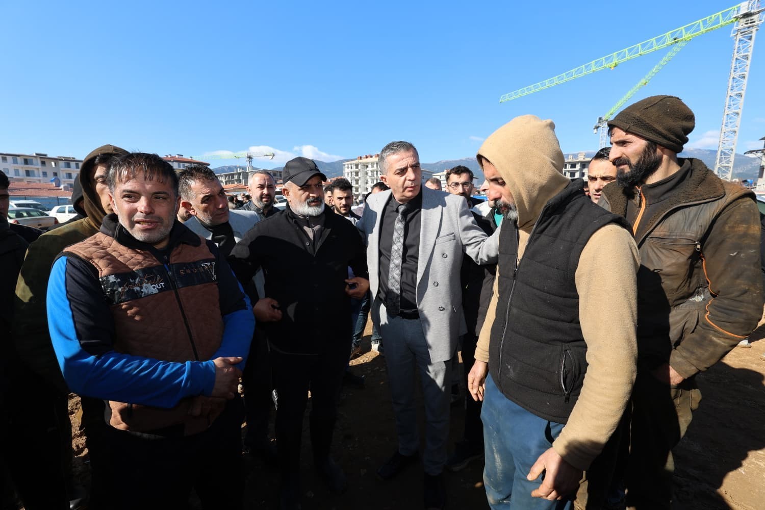 Başkan Şimşek’ten yangın çıkan TOKİ şantiyesinde inceleme
