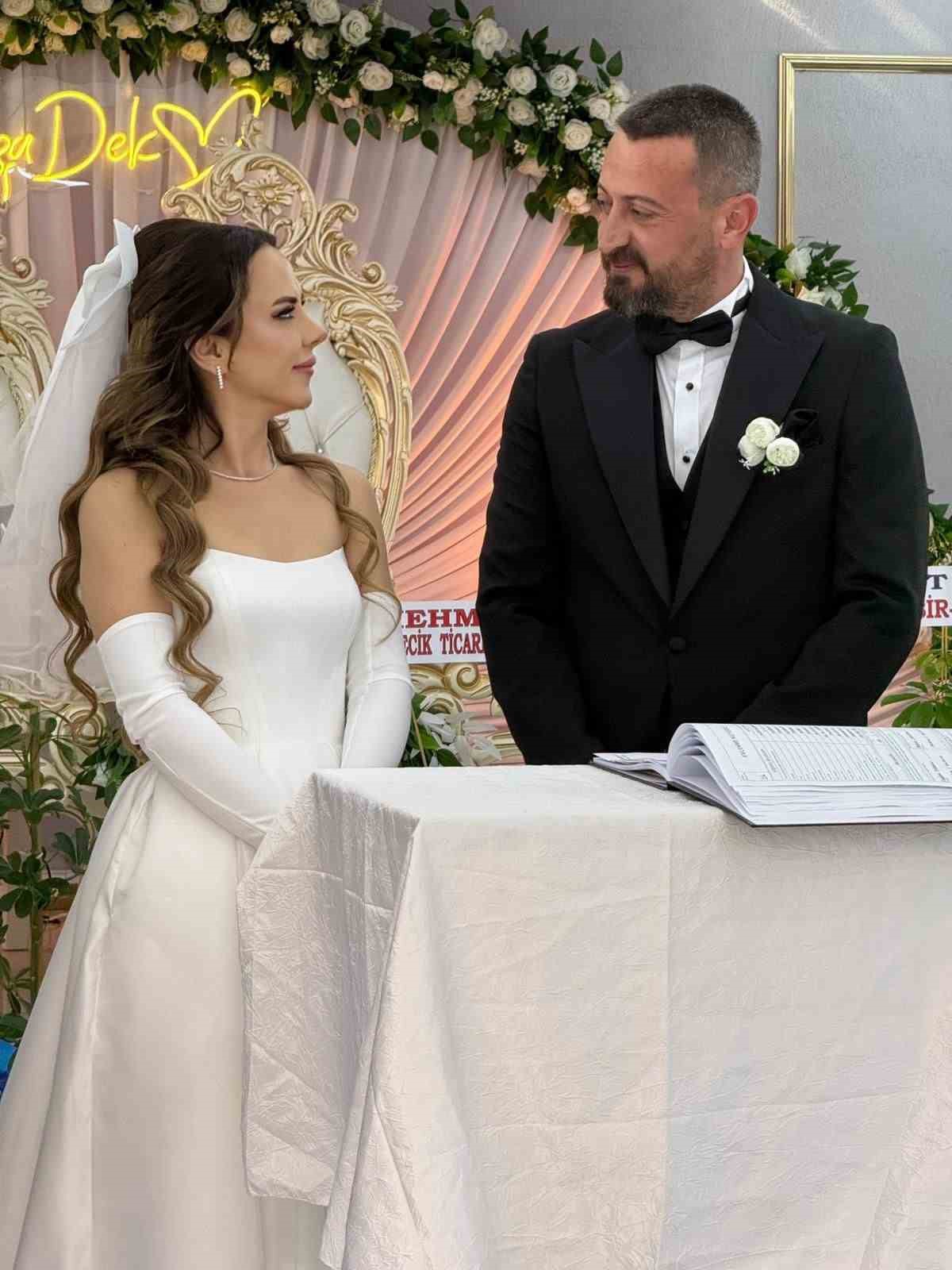 Başkan Subaşı genç çiftin nikahını kıyarak, bir ömür boyu mutluluklar diledi
