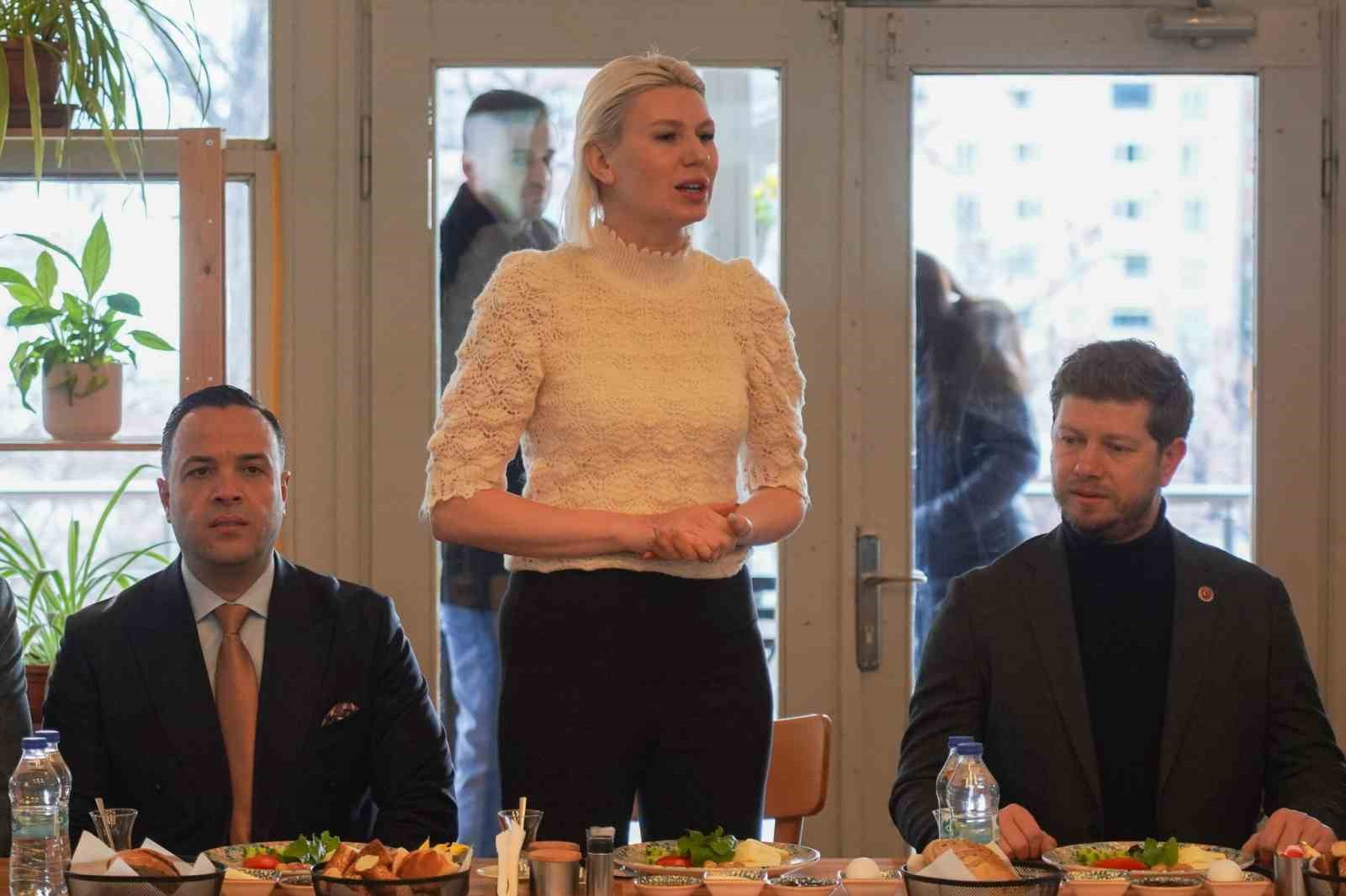 Başkan Subaşı kentte çöp konteynırların eski olmasından dert yandı
