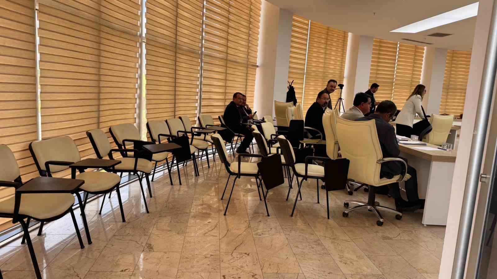 Başkan Subaşı Meclise katılmayınca bazı başkan yardımcılıları ve birim müdürleri koltukları boş kaldı
