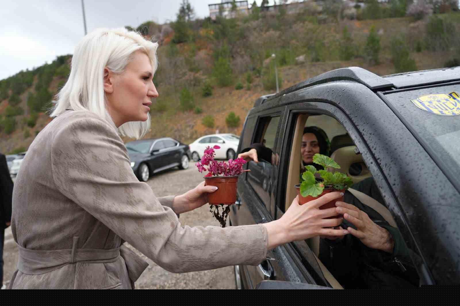 Başkan Subaşı, mezarlık ziyaretinde vatandaşlara çiçek dağıttı
