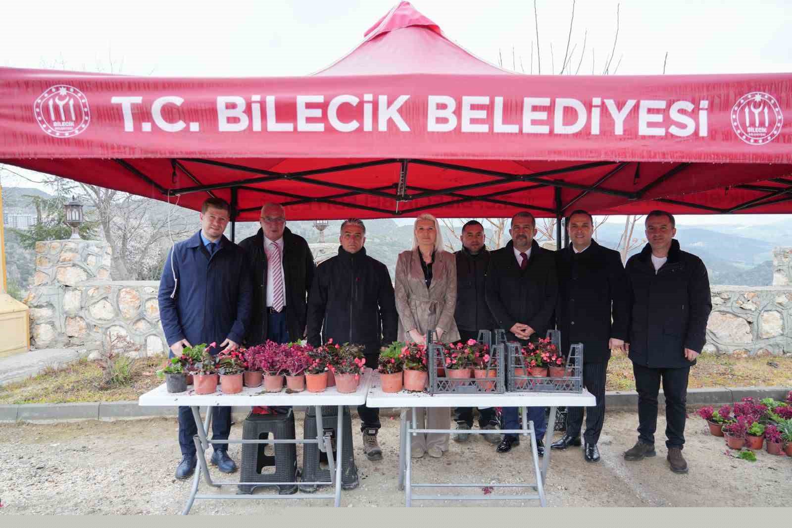 Başkan Subaşı, mezarlık ziyaretinde vatandaşlara çiçek dağıttı
