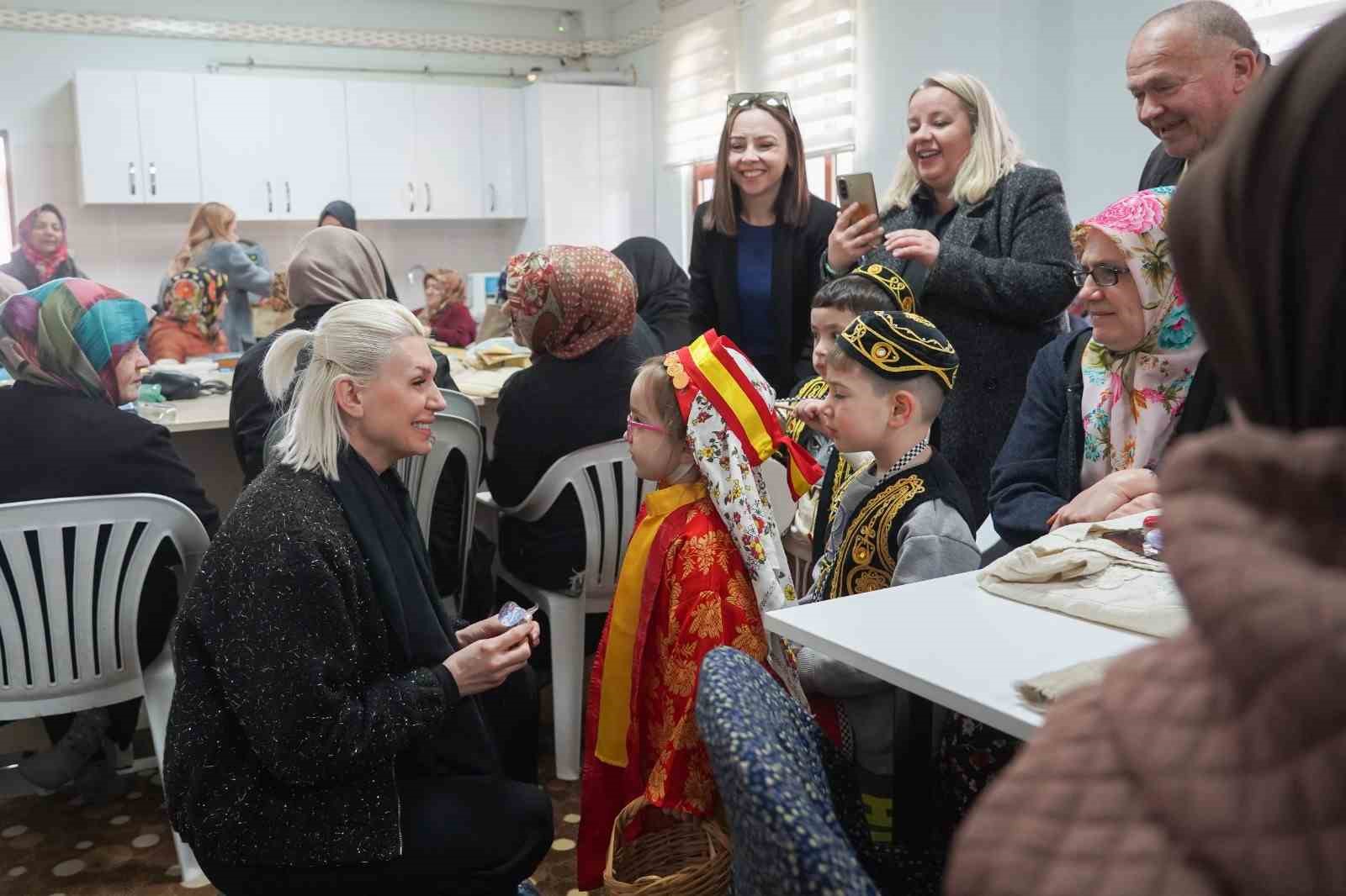 Başkan Subaşı mukabele programına katılan kadınlarla bir araya geldi
Başkan Subaşı mukabele programına katılan kadınlarla bir araya geldi