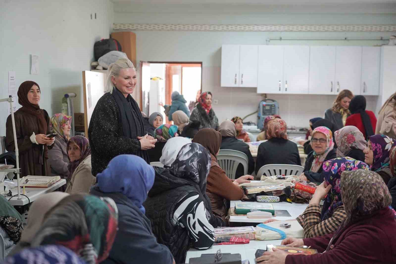 Başkan Subaşı mukabele programına katılan kadınlarla bir araya geldi
Başkan Subaşı mukabele programına katılan kadınlarla bir araya geldi