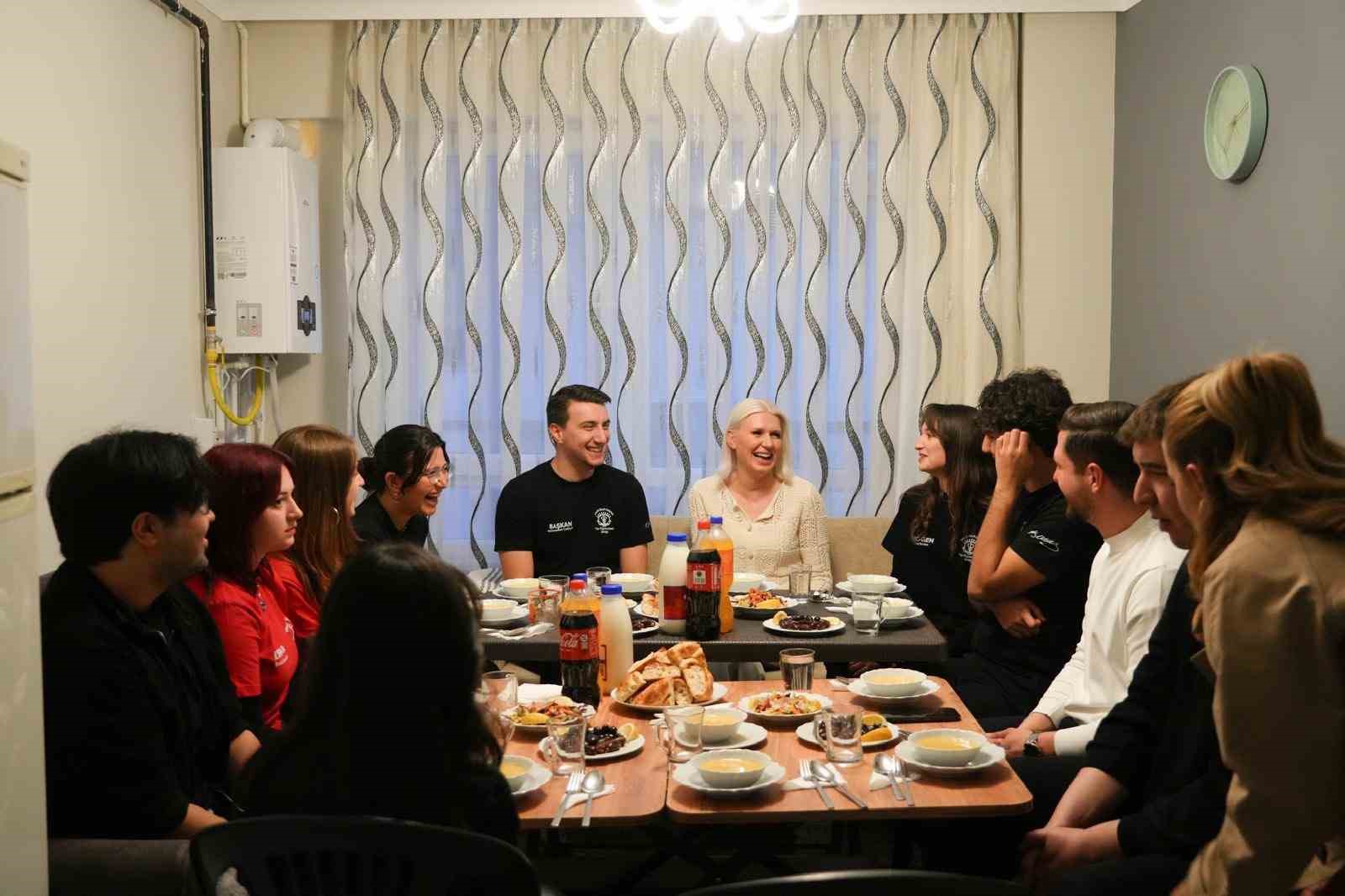 Başkan Subaşı, öğrencilerin iftar sofralarına konuk oldu
