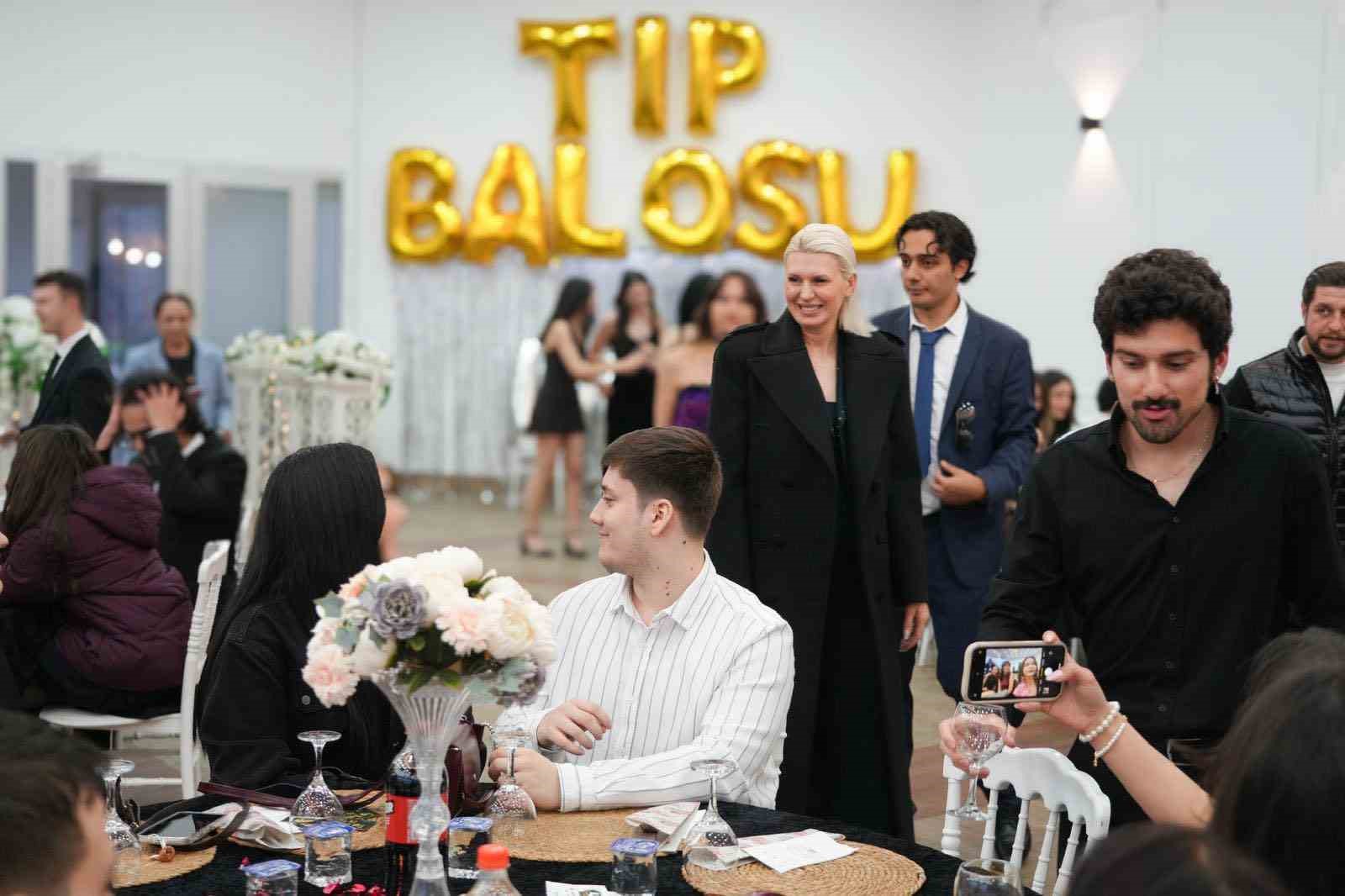 Başkan Subaşı Tıp Fakültesi öğrencilerinin balosuna katıldı
