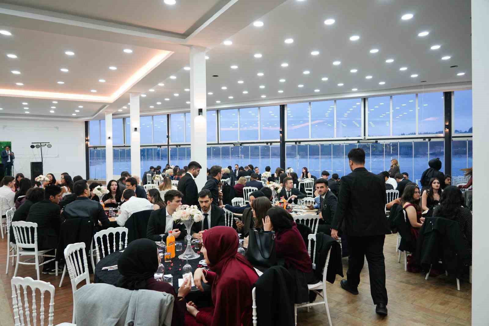 Başkan Subaşı Tıp Fakültesi öğrencilerinin balosuna katıldı
