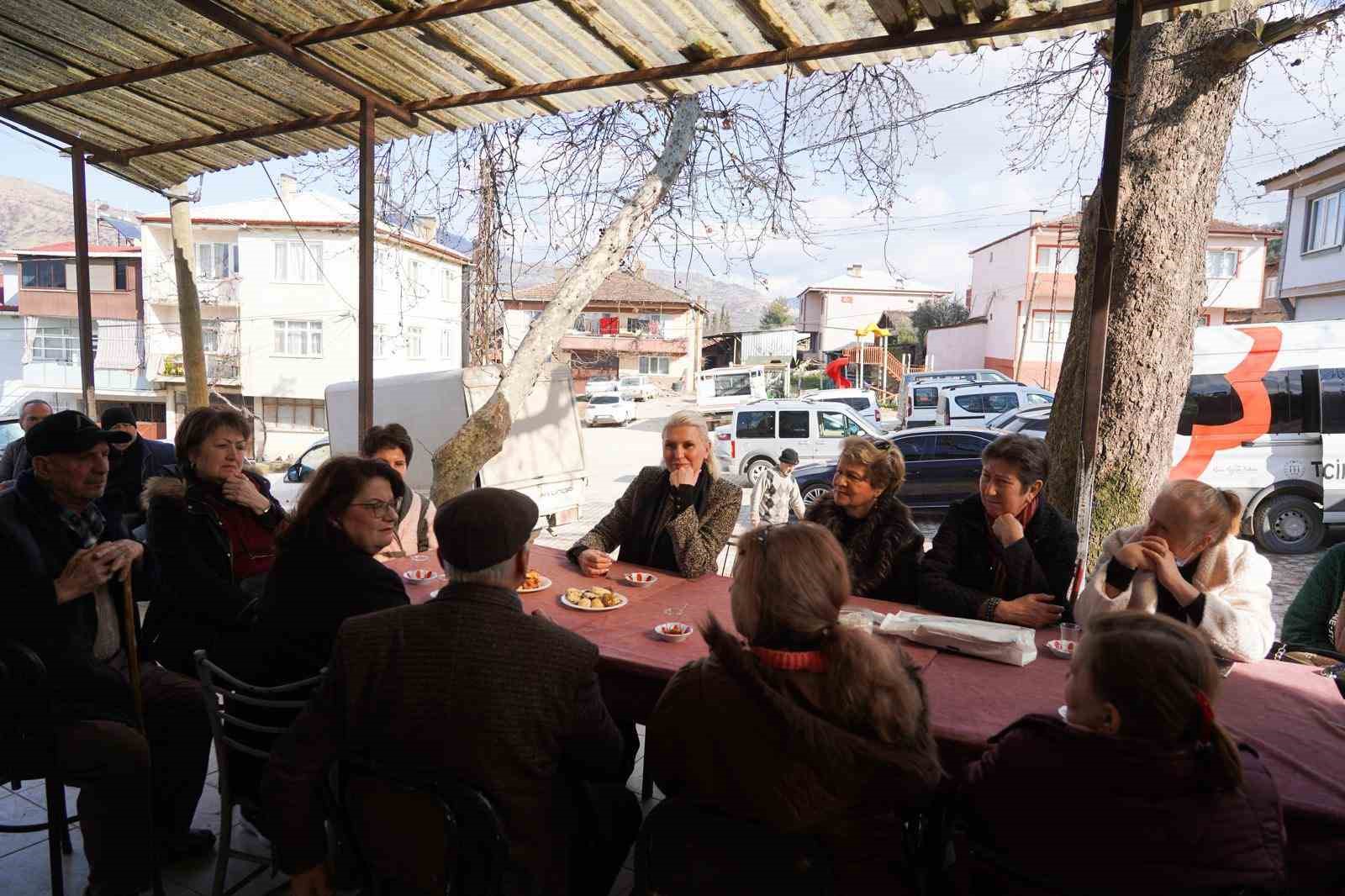Başkan Subaşı, yangın sonrasında yeniden inşa edilen evin sakinleriyle bir araya geldi.
