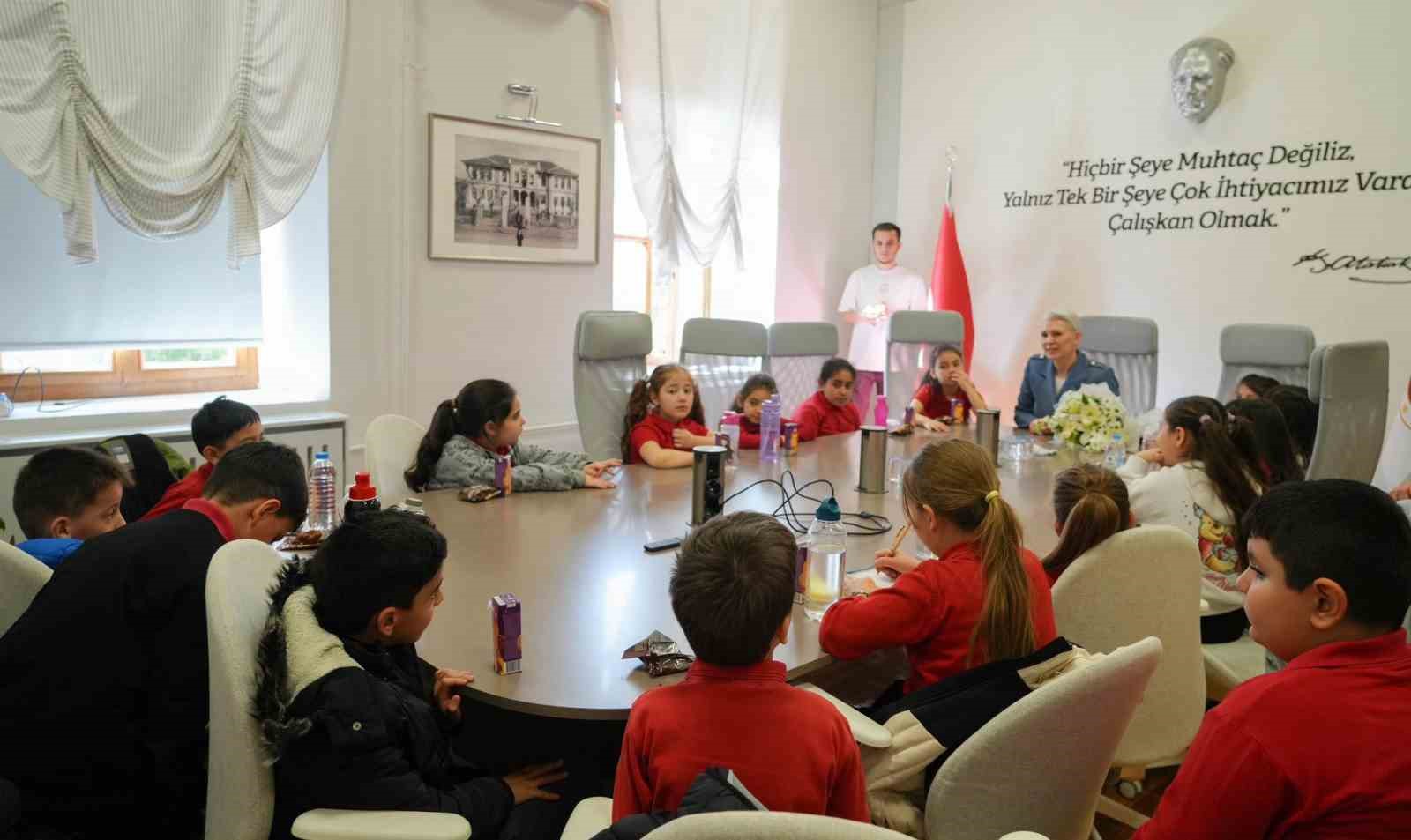 Başkan Subaşı’nı ziyaret eden minikler, belediyenin yürüttüğü çalışmalar hakkında bilgi aldı
