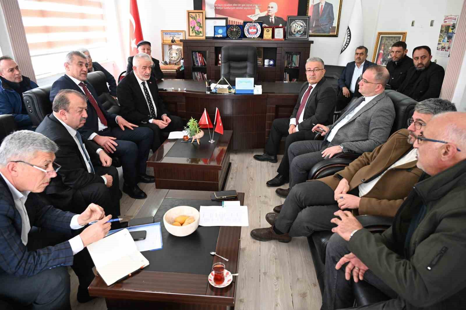 Başkan Şükrü Başdeğirmen Aksu’da muhtarların taleplerini dinledi
Başkan Şükrü Başdeğirmen Aksu’da muhtarların taleplerini dinledi