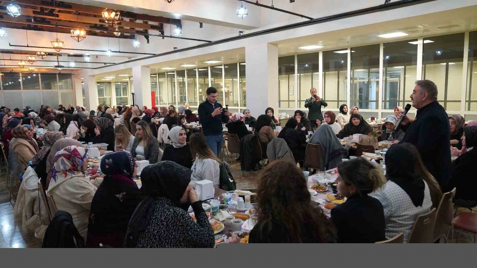 Başkan Sunar’dan Palandökenli esnaf kadınlara iftar
Başkan Sunar’dan Palandökenli esnaf kadınlara iftar