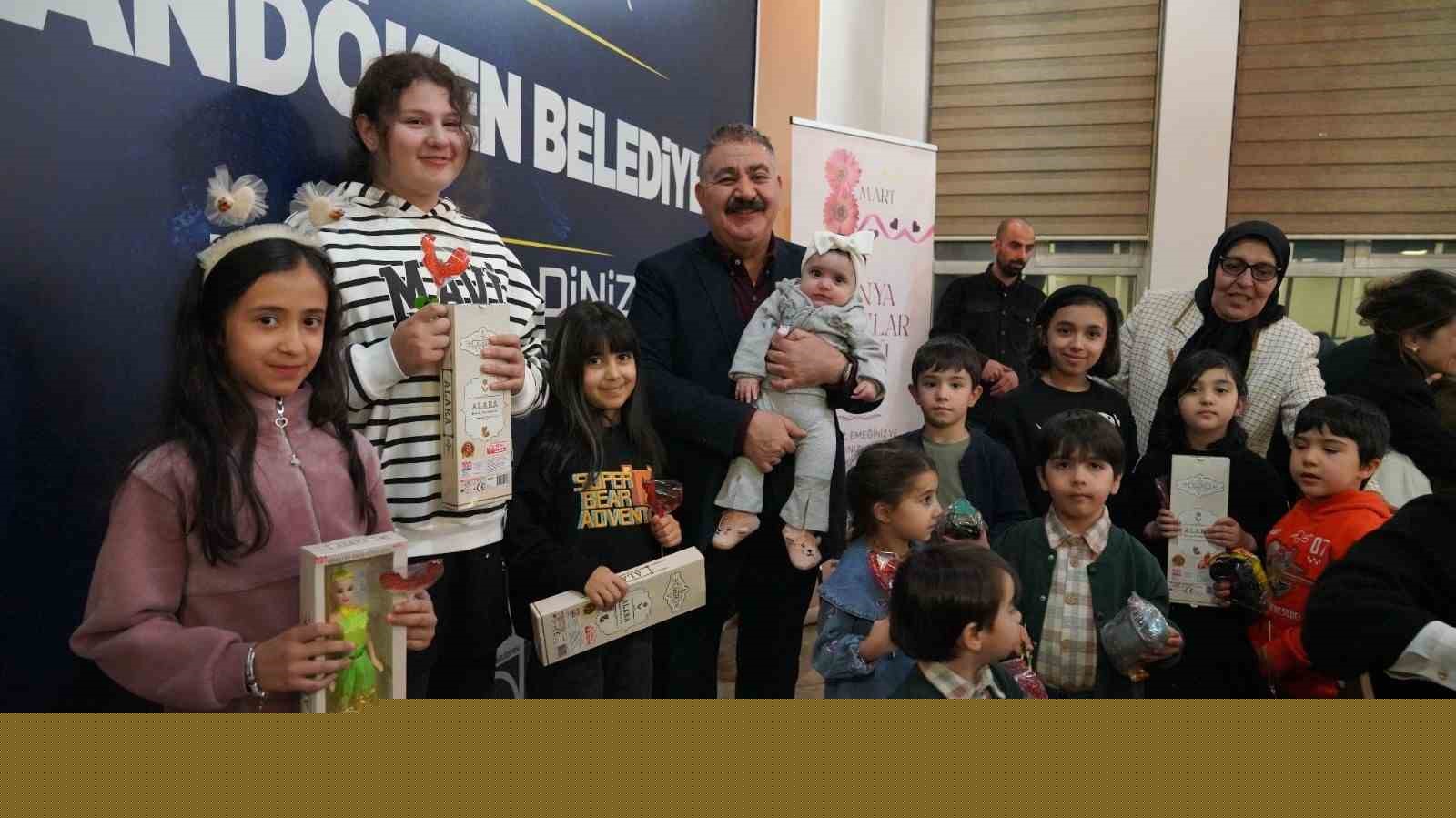 Başkan Sunar’dan Palandökenli esnaf kadınlara iftar
Başkan Sunar’dan Palandökenli esnaf kadınlara iftar