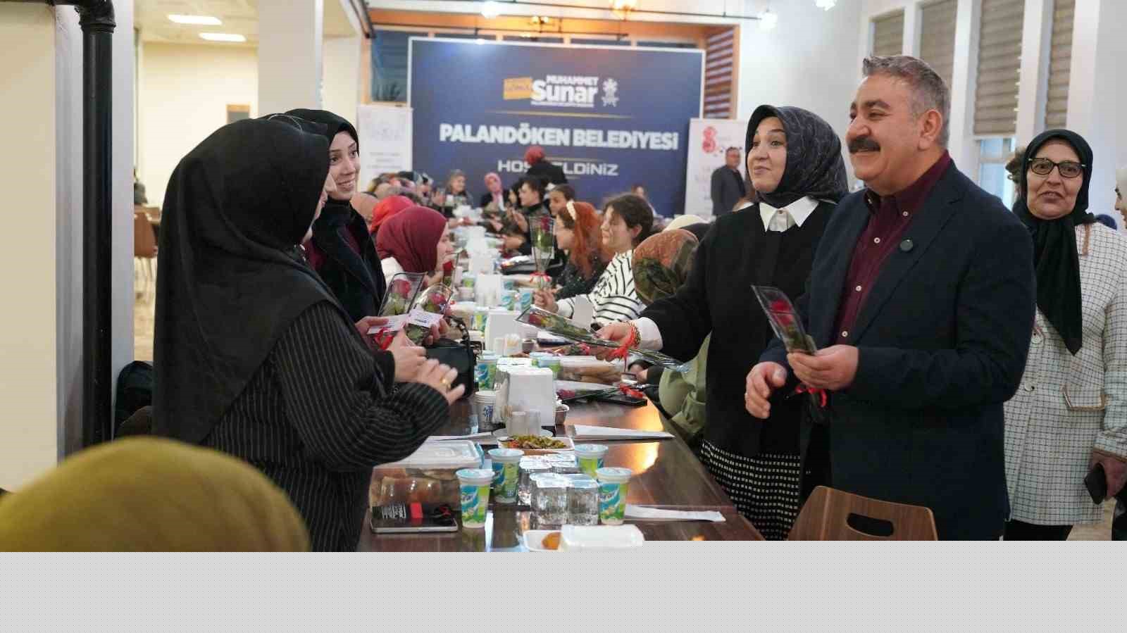 Başkan Sunar’dan Palandökenli esnaf kadınlara iftar
Başkan Sunar’dan Palandökenli esnaf kadınlara iftar