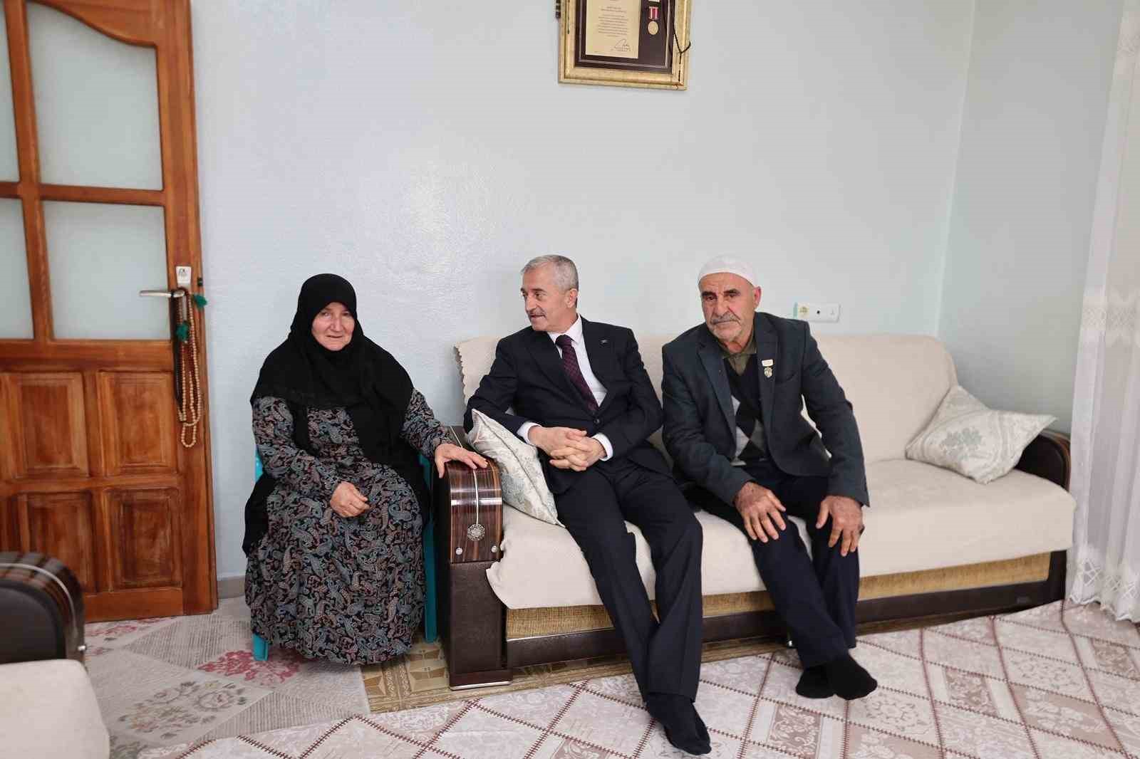 Başkan Tahmazoğlu, vatandaşlarla bayramlaştı
