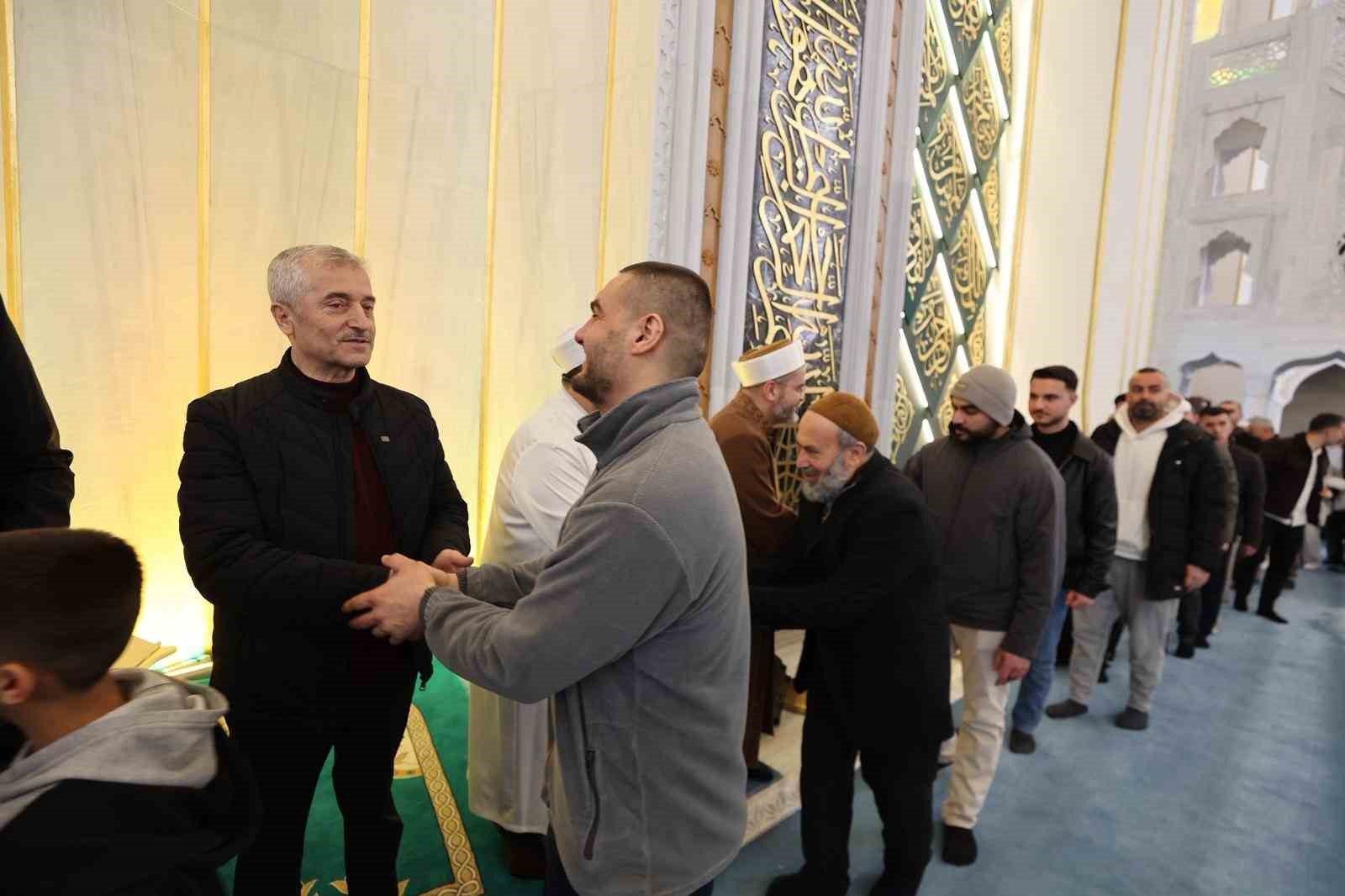 Başkan Tahmazoğlu, vatandaşlarla bayramlaştı
