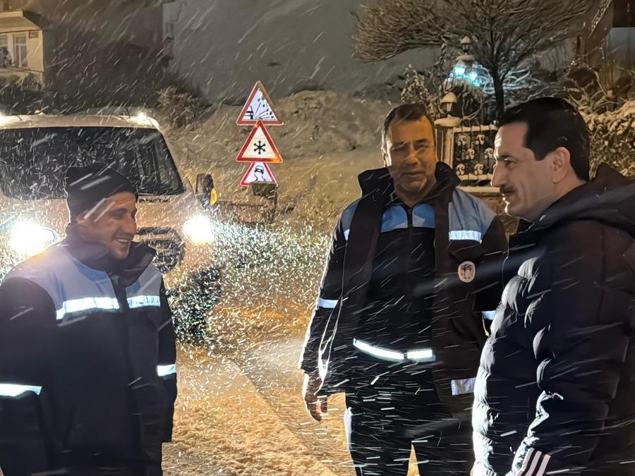 Başkan Taşkın gece boyu kar mesaisini sahada takip etti
Başkan Taşkın gece boyu kar mesaisini sahada takip etti