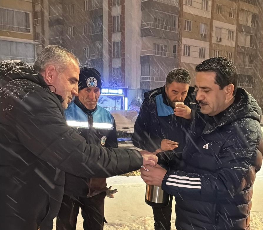 Başkan Taşkın gece boyu kar mesaisini sahada takip etti
Başkan Taşkın gece boyu kar mesaisini sahada takip etti