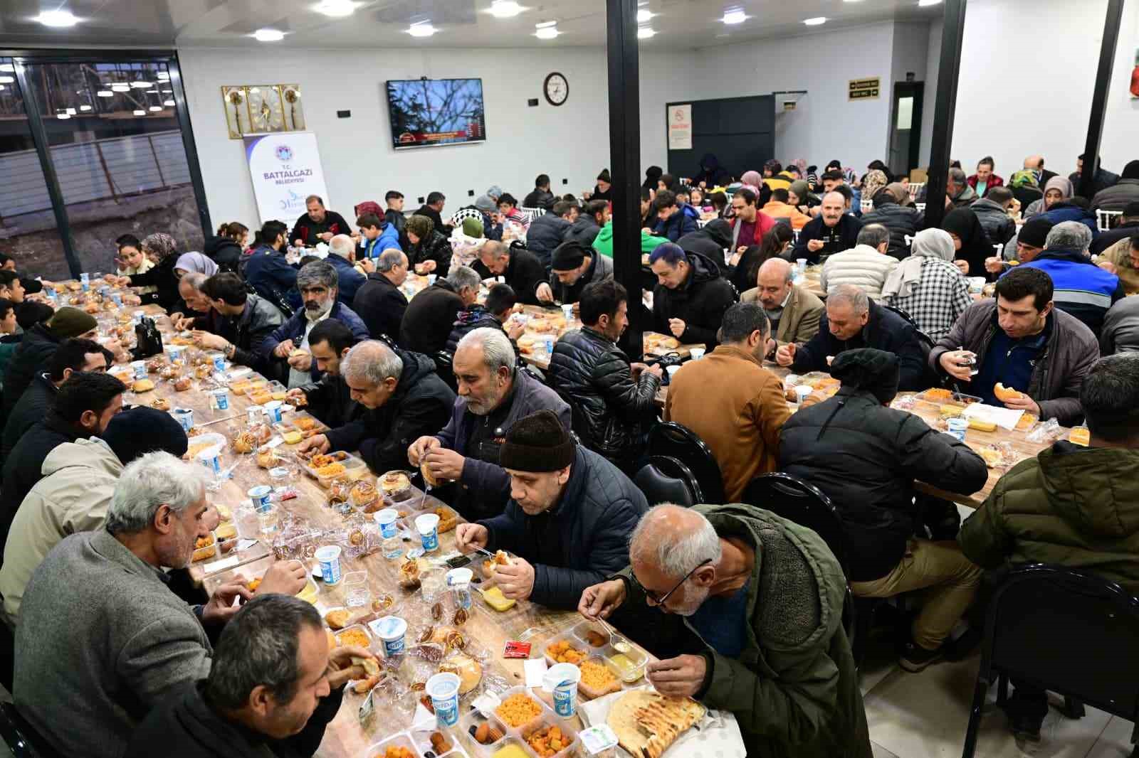 Başkan Taşkın vatandaşlarla iftar sofrasında buluştu

