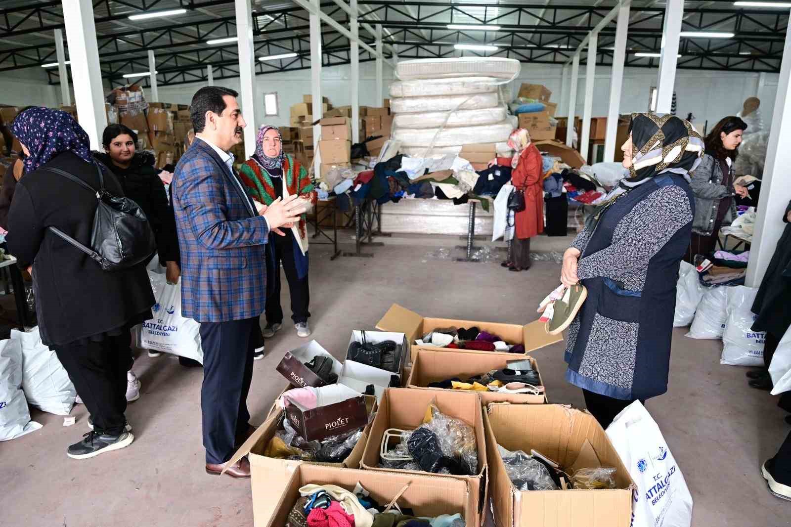 Başkan Taşkın yardım malzemeleri tasnifine eşlik etti
