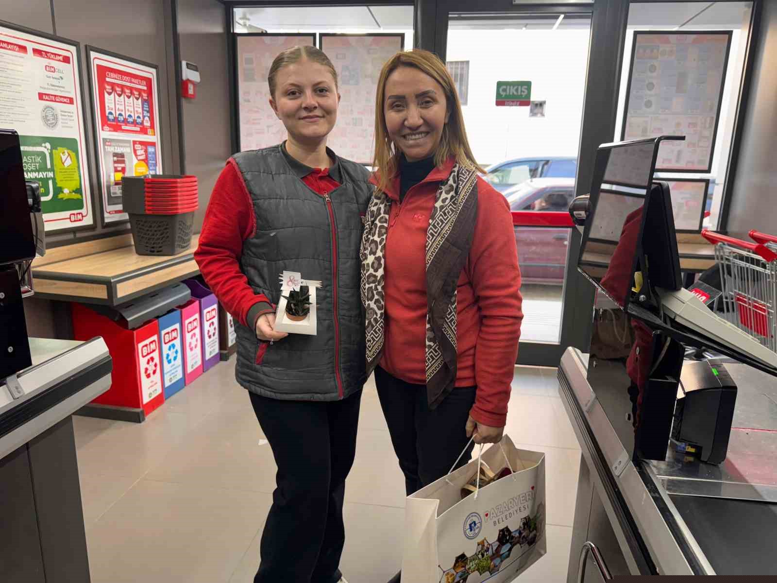 Başkan Tekin, ilçedeki kadın çalışanları ziyaret etti
