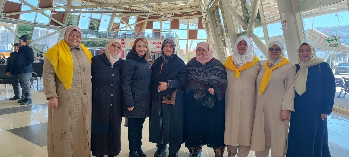 Başkan Tekin umre yolcularını dualarla uğurladı
