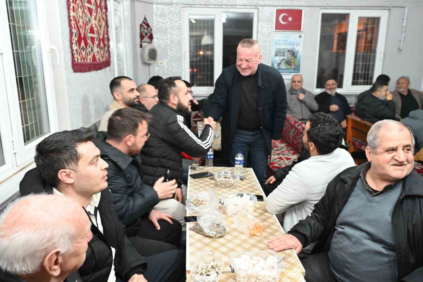 Başkan teravih sonrası vatandaşlarla buluştu
Başkan teravih sonrası vatandaşlarla buluştu