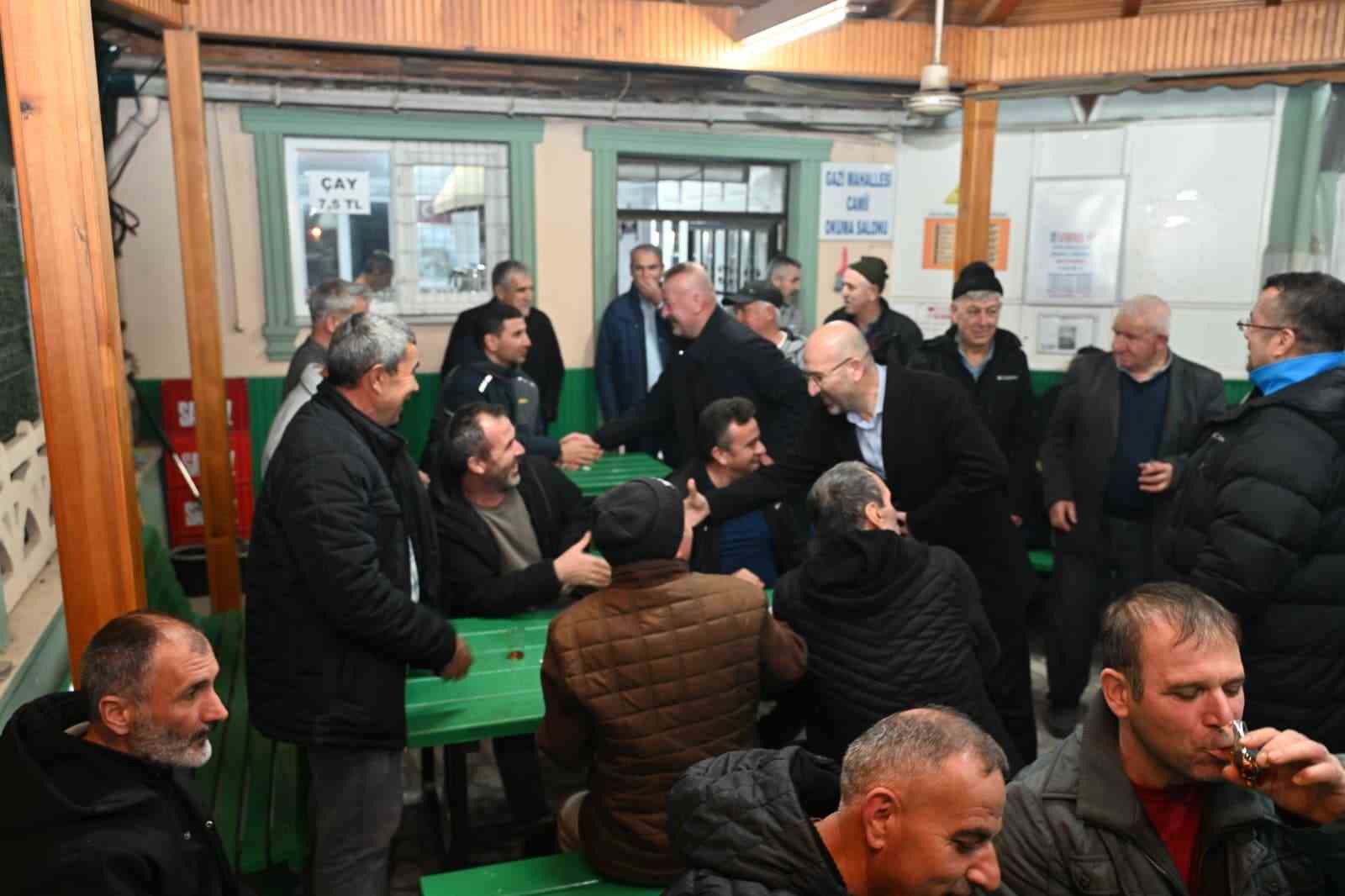 Başkan teravih sonrası vatandaşlarla buluştu
Başkan teravih sonrası vatandaşlarla buluştu